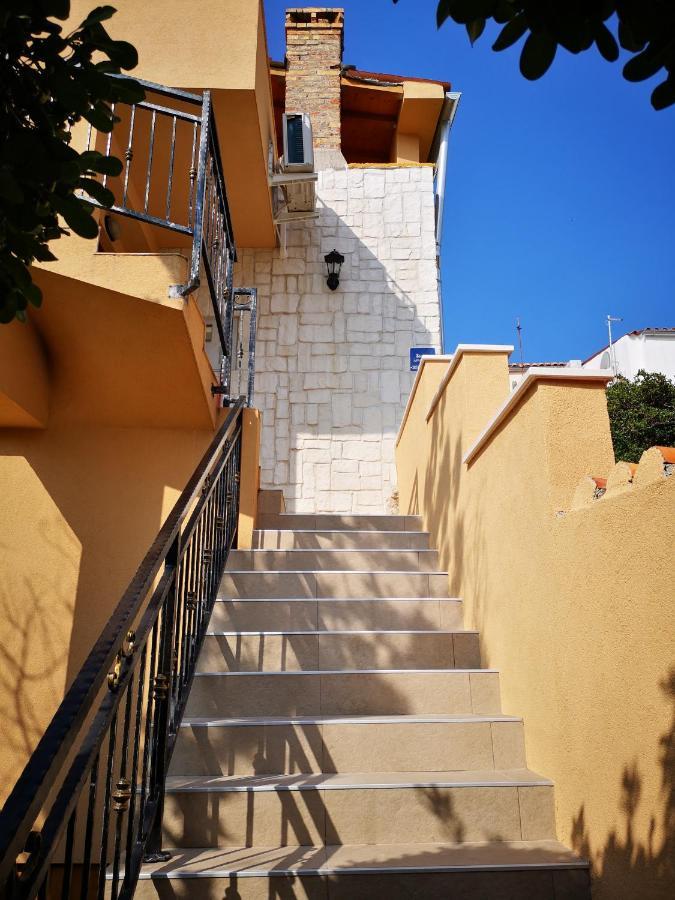 Апартаменты Lux Attic Old Town Rab Раб Экстерьер фото
